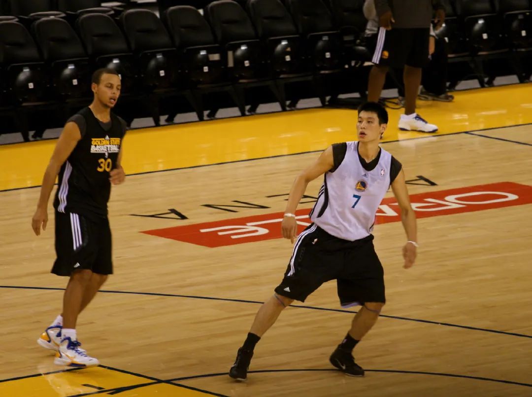 林書豪為什么沒人要nba（NBA沒人要？簽名鞋被一拖再拖？林書豪的生涯真正跌倒了谷底？）
