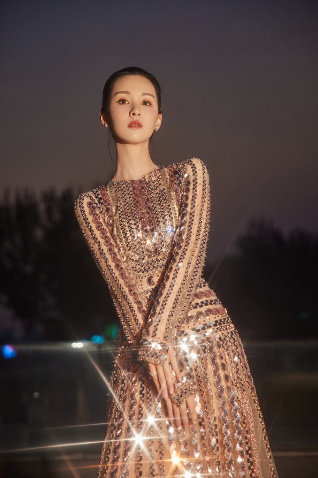 “校花”陈都灵长大了，穿一袭抹胸小礼裙挺有女人味，贵气感满满