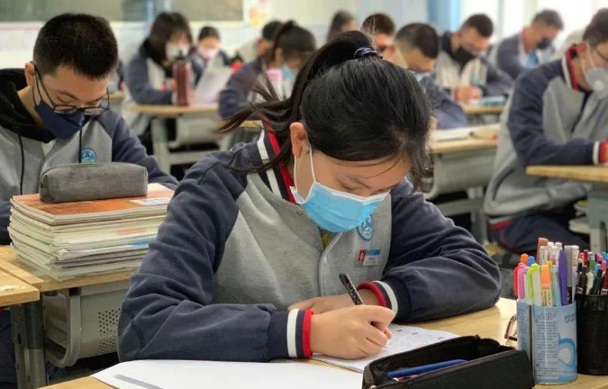 高考结束后，为什么监考老师要回收草稿纸？原来是为了考生着想