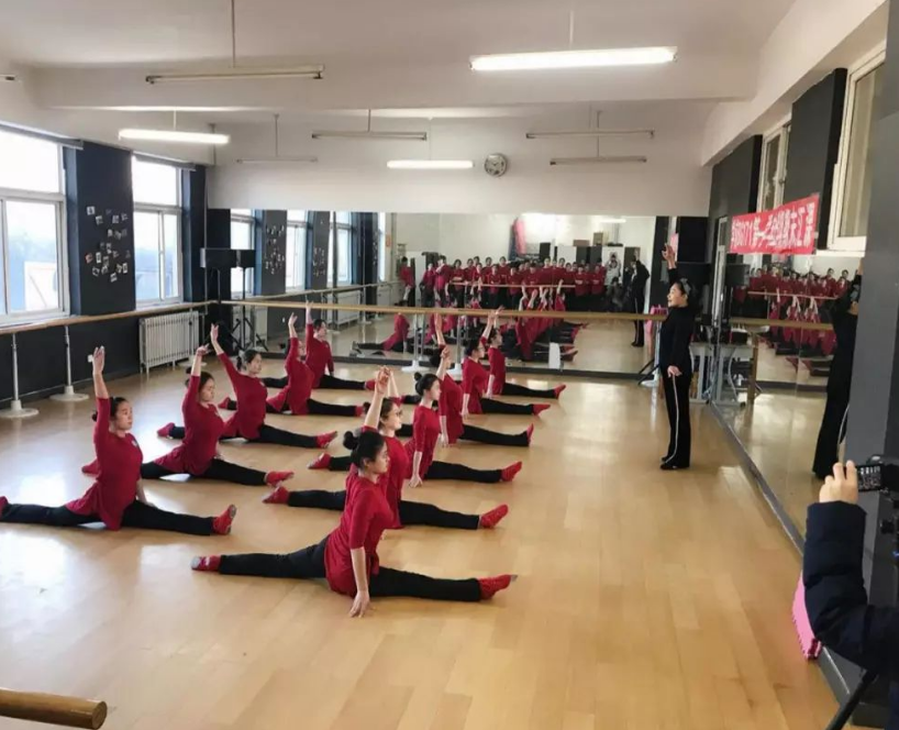 女大学生宿舍关系有多复杂？6人宿舍12个群，校园版“甄嬛传”？