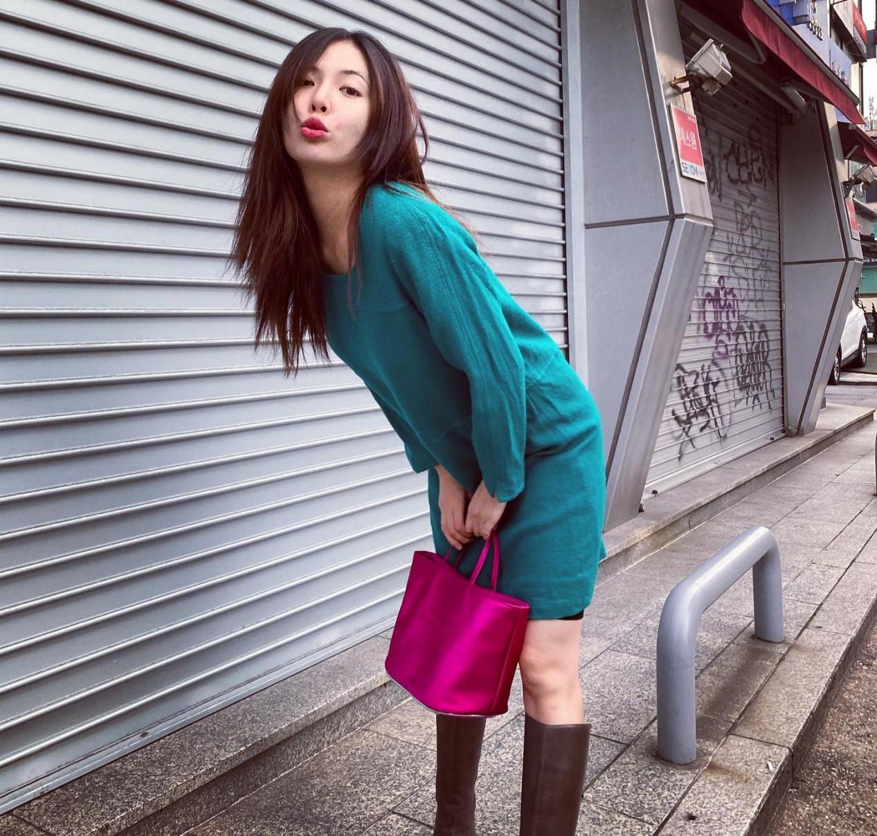 抖音妩媚图片("野马"泫雅紫唇卷发漏肩又漏胸,妖娆风情,这谁能受得了)