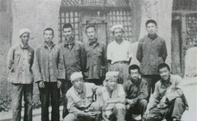 史铁生：21岁瘫痪，31岁执笔坚持写作28年，脑溢血去世，一生励志