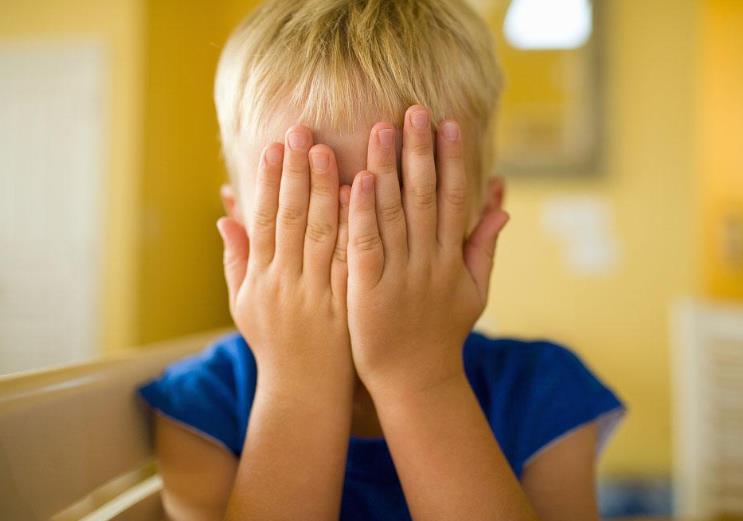孩子总是感到害怕，他们究竟在怕什么？家长要明白原因再应对