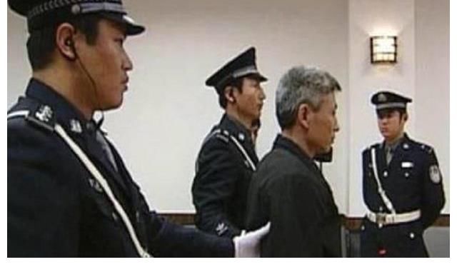 2000年，沈阳黑老大刘涌被捕，14名律师帮他减刑，结局如何？