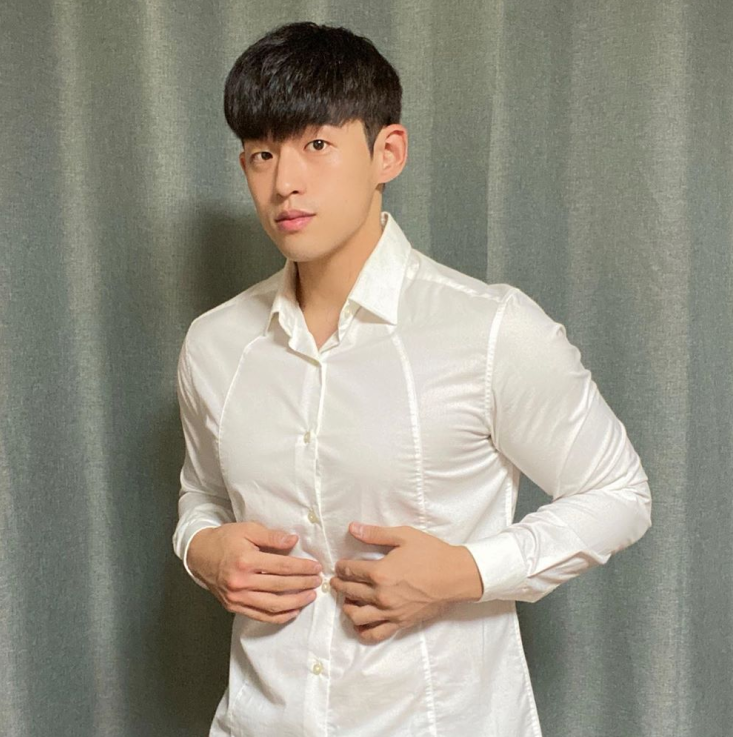 学生党比较适合这款发型,时尚年轻