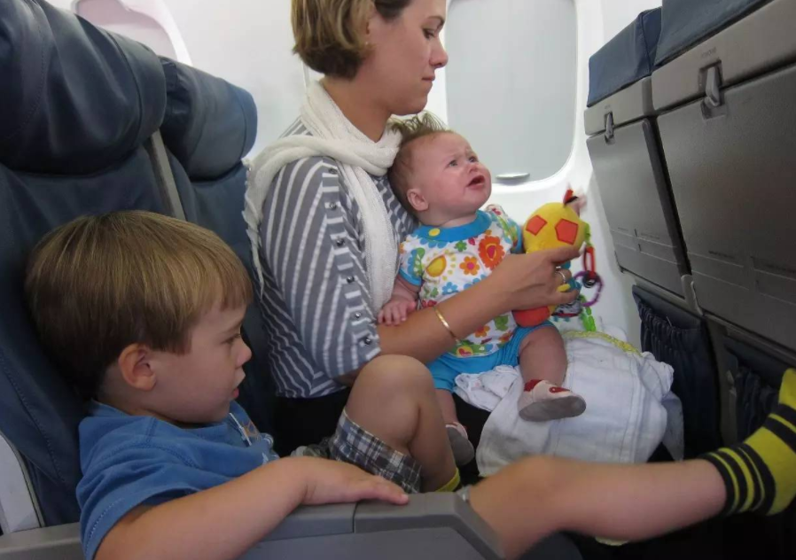 带婴儿坐飞机怎么买票（带宝宝坐飞机要准备什么证件）幼儿百科魔术铺