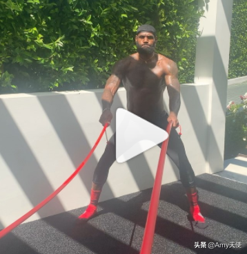 nba球員為什么跳繩（NBA“小皇帝”勒布朗·詹姆斯在家閑不住，他是如何保持體形的）