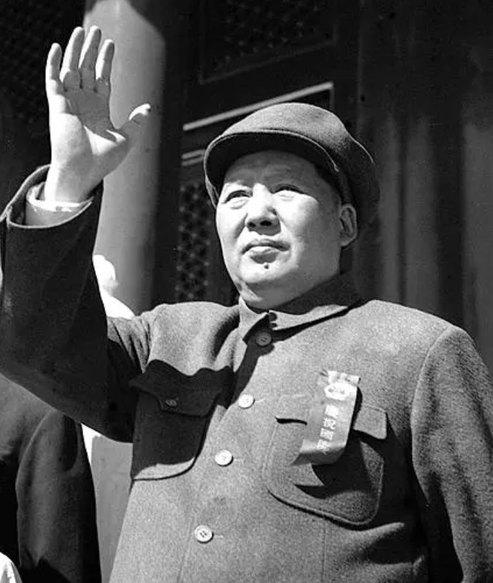 人民大会堂画作完成后，众人提议周恩来题词，却被拒绝：我不合适