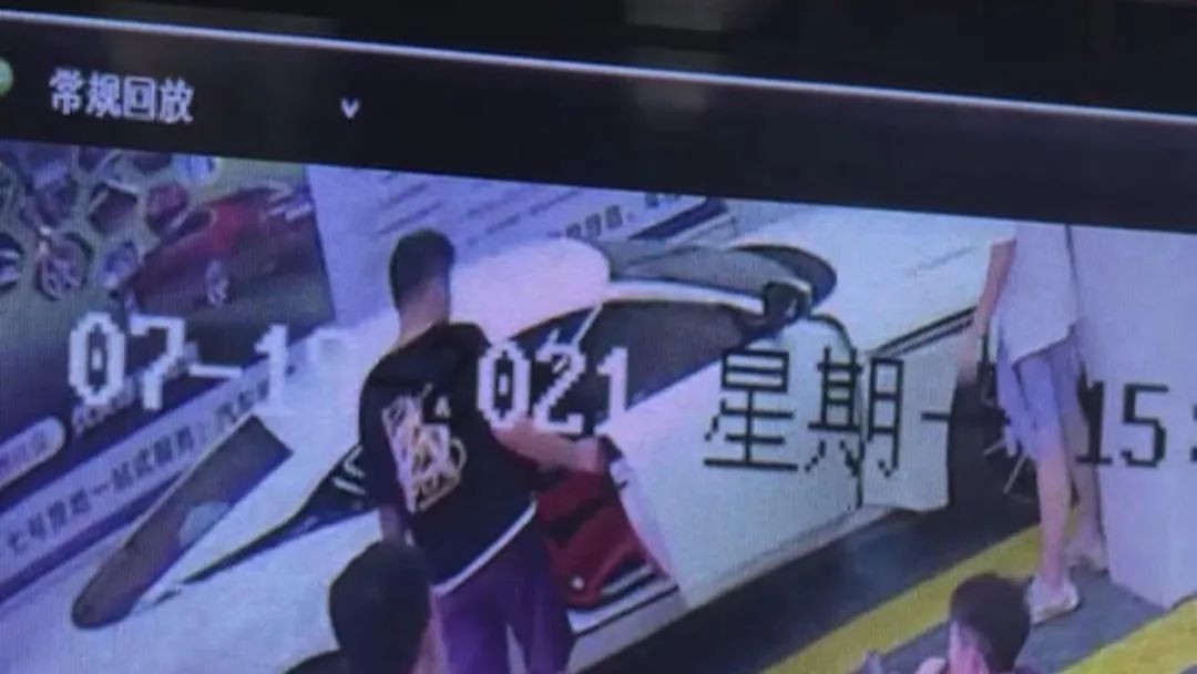 韶关一百万豪车疑似洗车后损坏，维修费用高达几万元