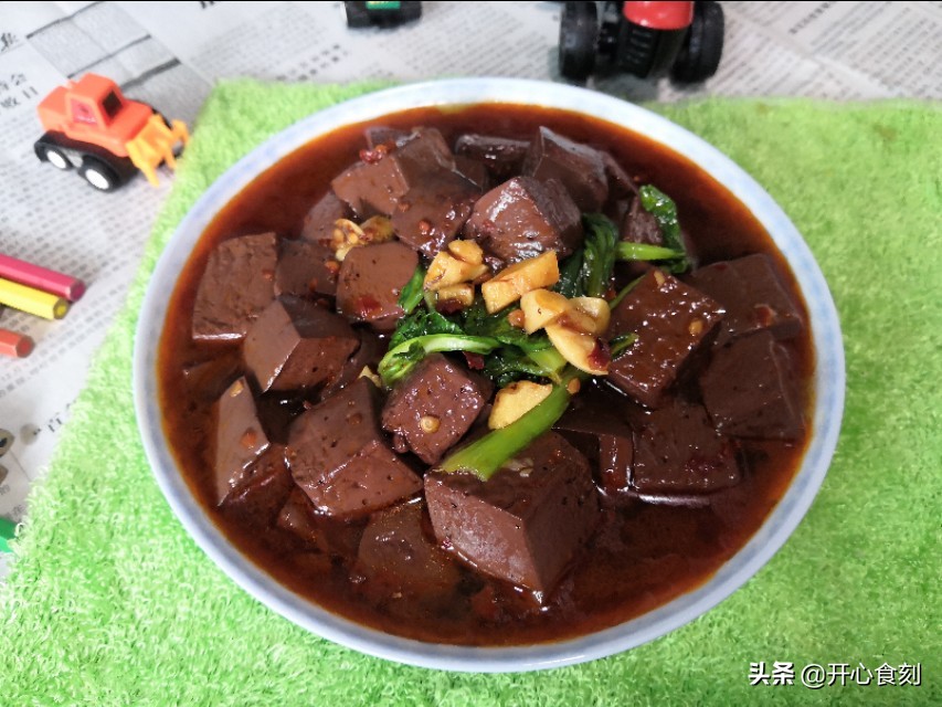 猪血5元满满一盘，价格亲民，做法简单，像我这样搭配餐餐光盘。