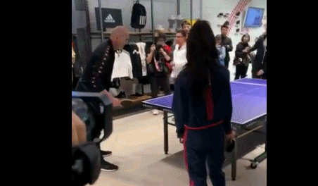 齊達內打乒乓球（齊達內中國行打乒乓球，技術不敢恭維，胸前二字讓人肅然起敬）