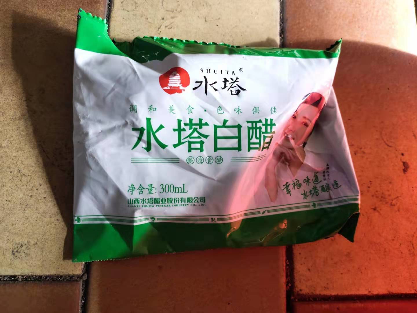白醋擦拭鱼缸水垢，会死鱼吗？我把加入一袋白醋的洗脚水倒入鱼缸