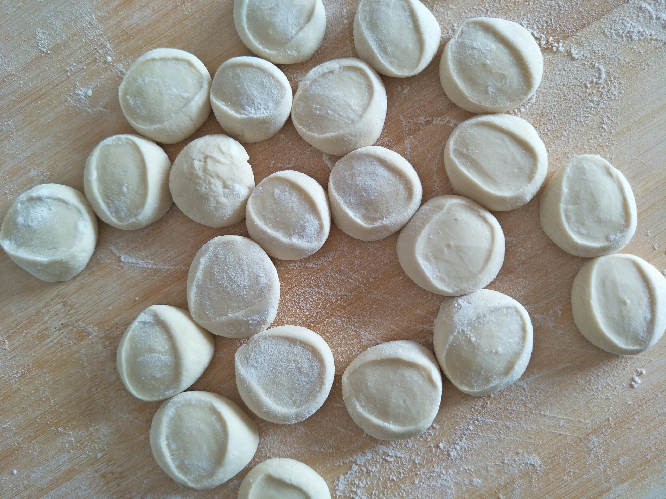 做饺子皮怎么和面(包饺子怎么和面?用冷水好还是热水好?