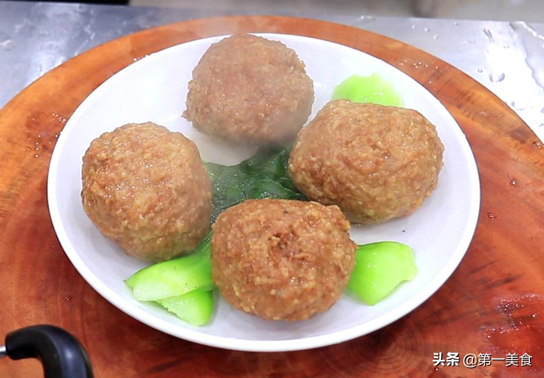 红烧狮子头最简单做法（红烧狮子头的正确做法）