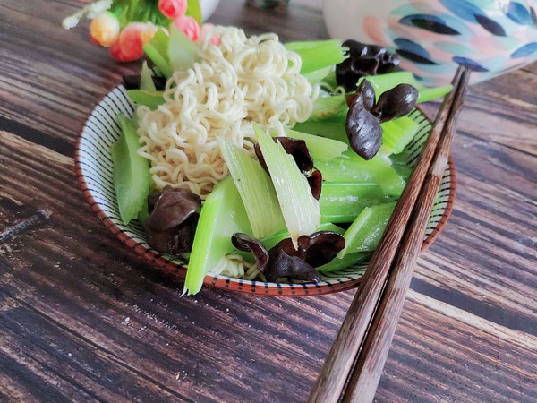 熬夜压力大导致脱发？科学调理助你恢复秀发