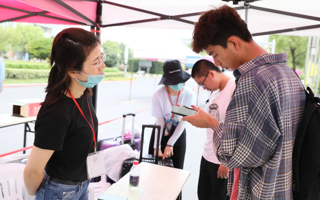 萌新你好 | 终于等到你！2020江苏大学新生报到现场直击