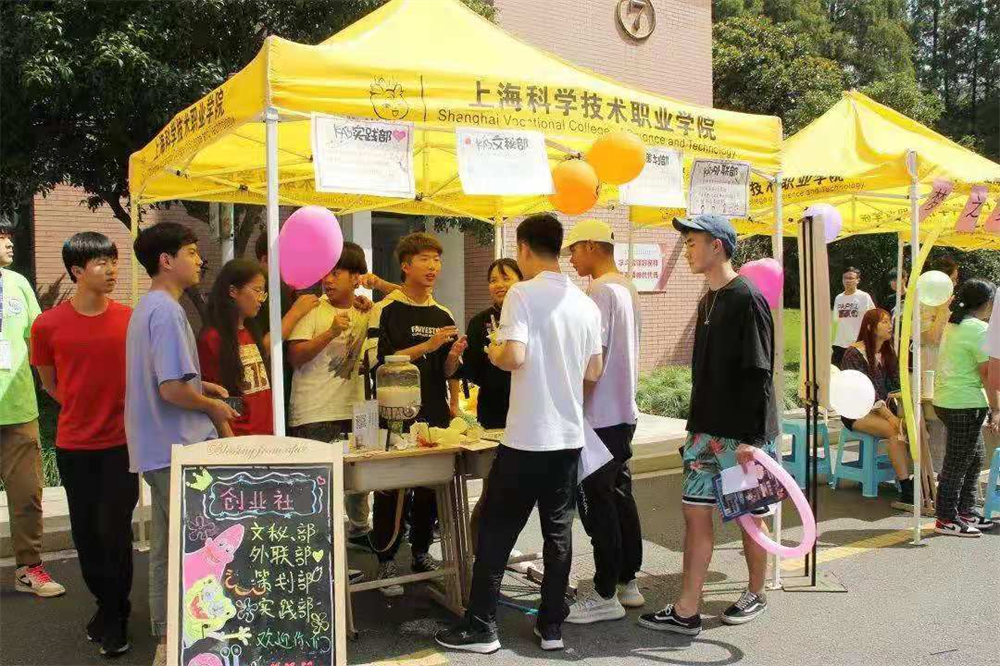 家庭条件一般的学生，大学里别碰这四个“社团”，后期超费钱