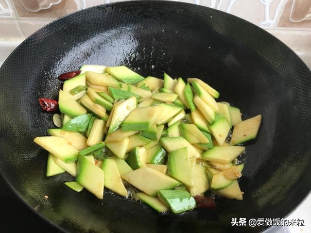 炒西葫芦要不要削皮去瓤（西葫芦炒腐竹技巧要注意这几点）