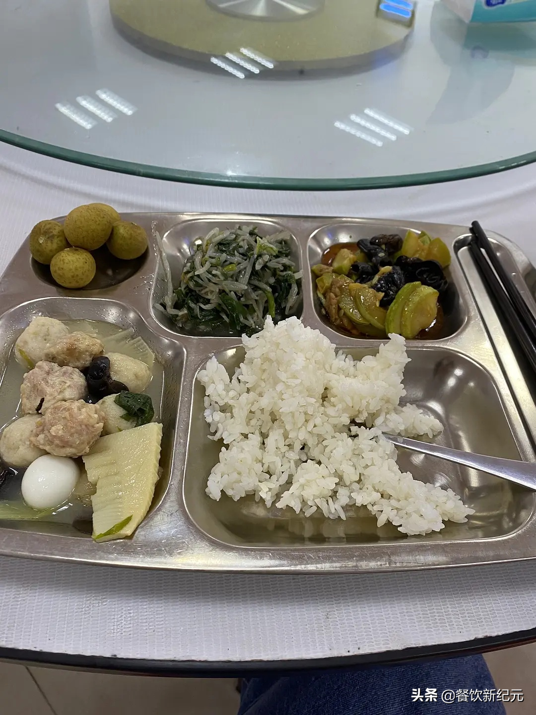 我，28岁，在包邮区当小学老师，年薪15万，看到食堂伙食，想离职