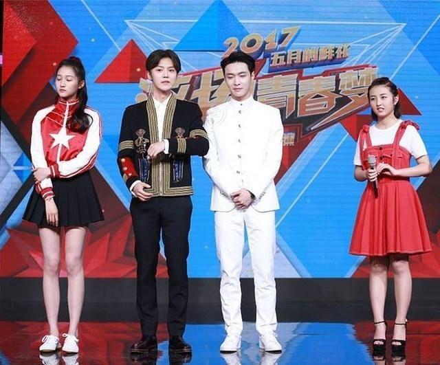 不过也有可能,鹿晗合影喜欢踮脚根本也不是因为对身高不自信,而是本身