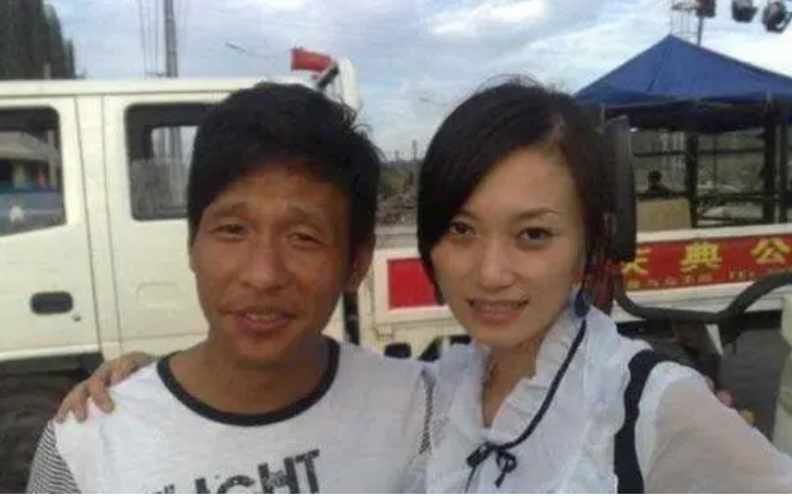 抛弃糟糠妻，娶小19岁娇妻，开豪车打人，“长贵”王小宝飘了？
