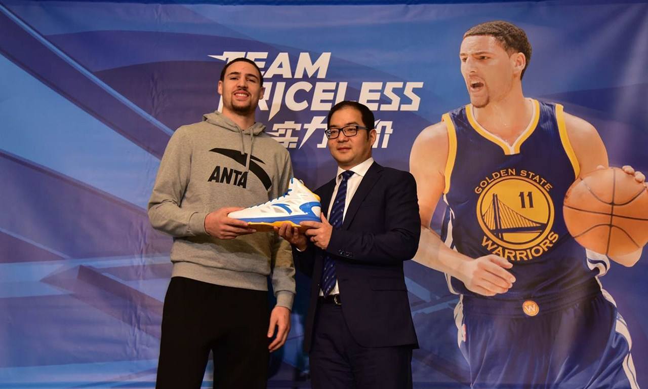 哪些nba明星代言耐克(5大球鞋品牌的头牌代言人：耐克10亿签詹姆斯，安踏代言人最良心)