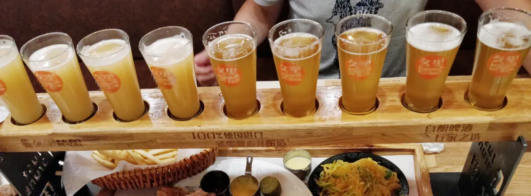 哈尔滨人多爱喝啤酒？一经销商：20万箱仅够卖三天！和你唠唠这些年啤酒那些事