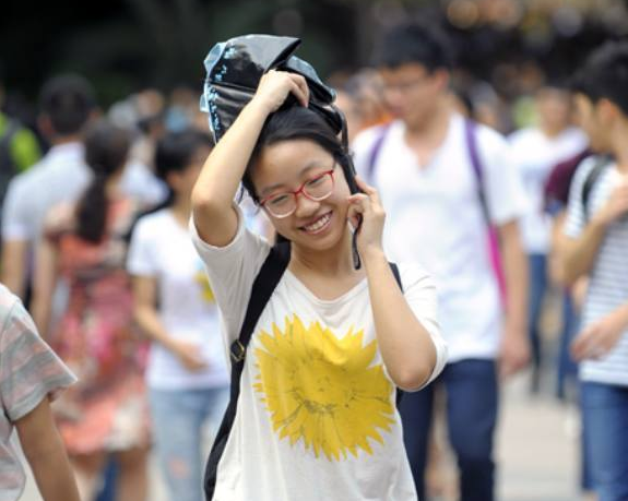 儿子考上985院校，母亲发朋友圈庆祝，亲朋好友的评论却叫人寒心