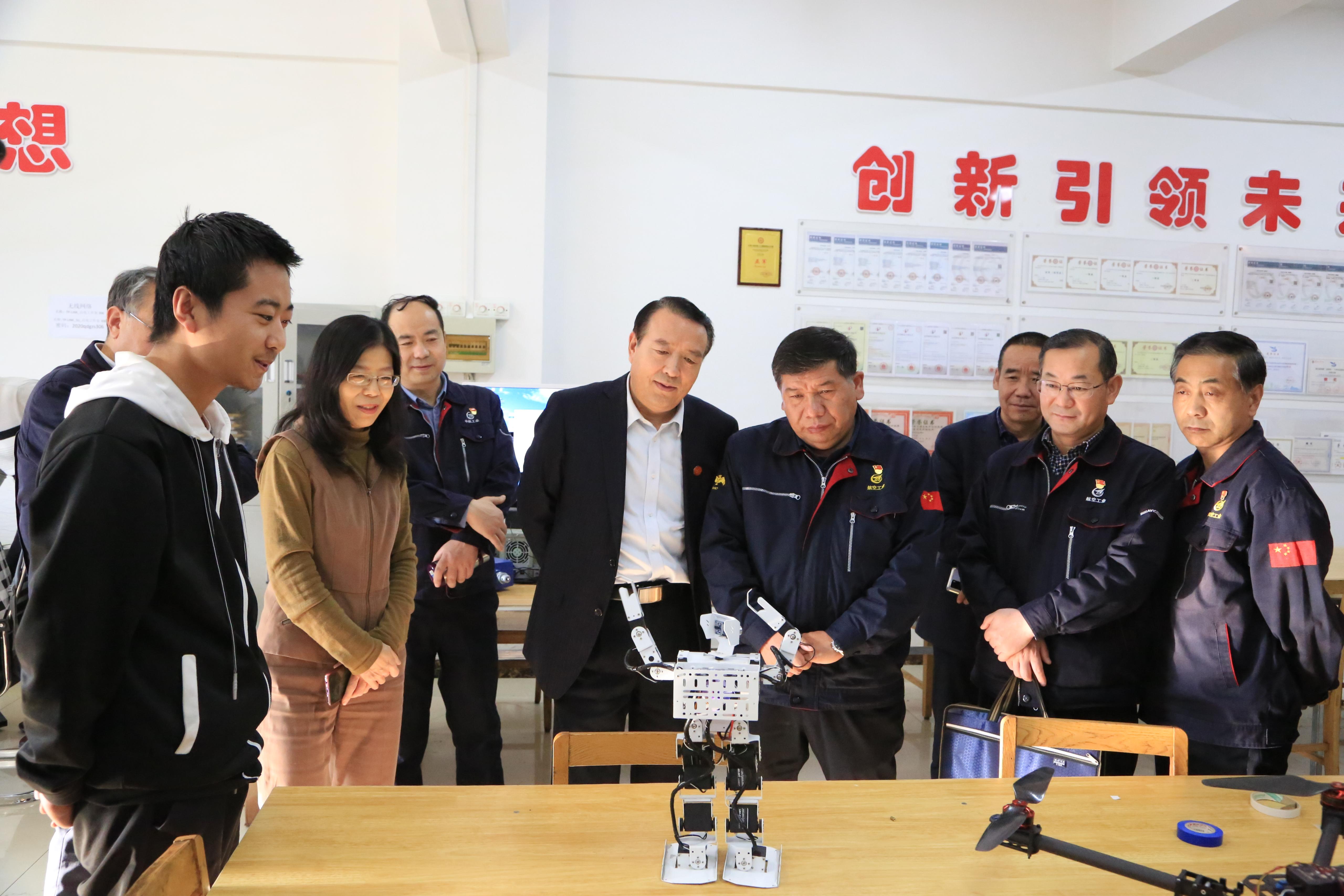 兰州工业学院与航空工业兰州万里机电有限责任公司举行座谈会