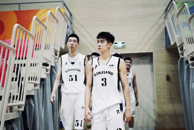 西安体院“00后”校草走红，193大长腿身材太棒，网友：姐姐等你