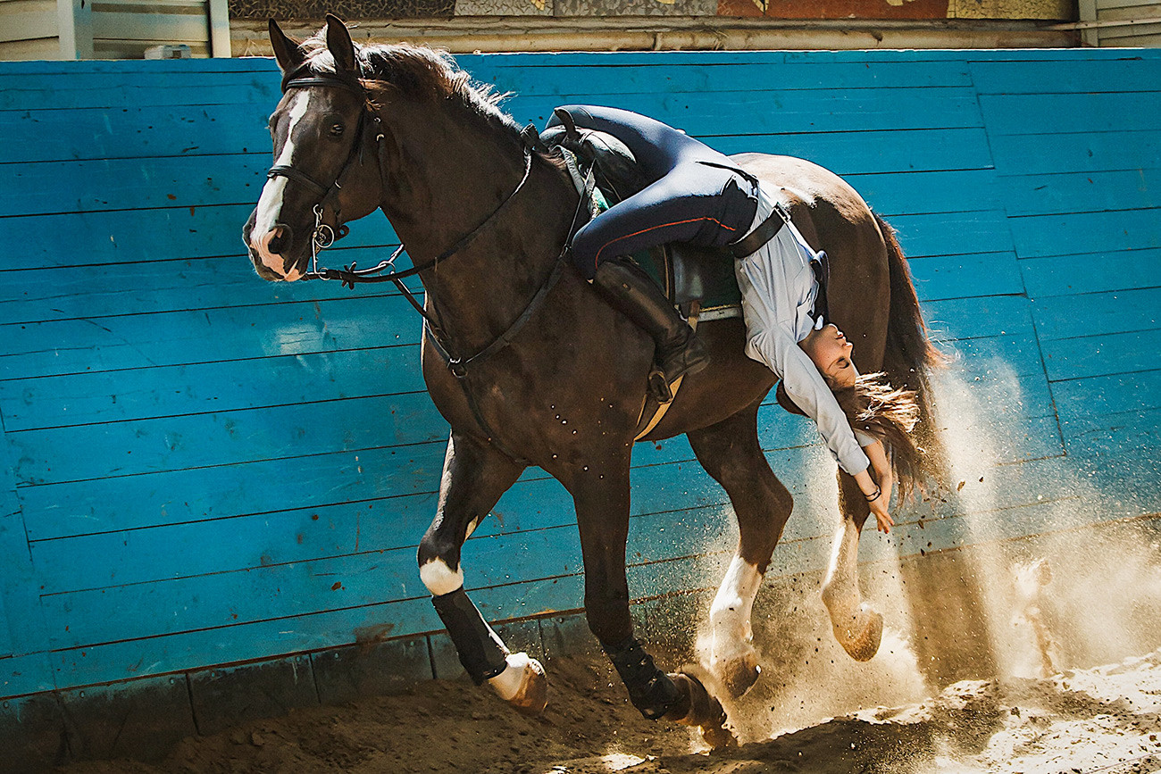 俄罗斯世界杯女骑警(莫斯科最美女骑警,颜值一路开挂,执勤参加真人秀