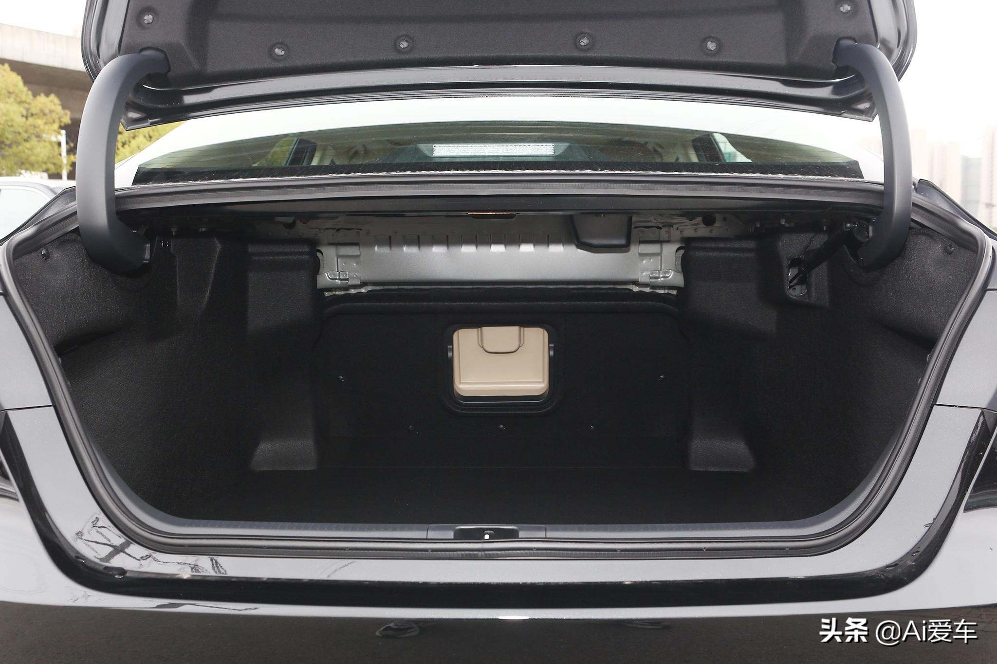 2.0L+178马力，合资热销中型家轿，实惠省心油耗5.5L,丰田凯美瑞
