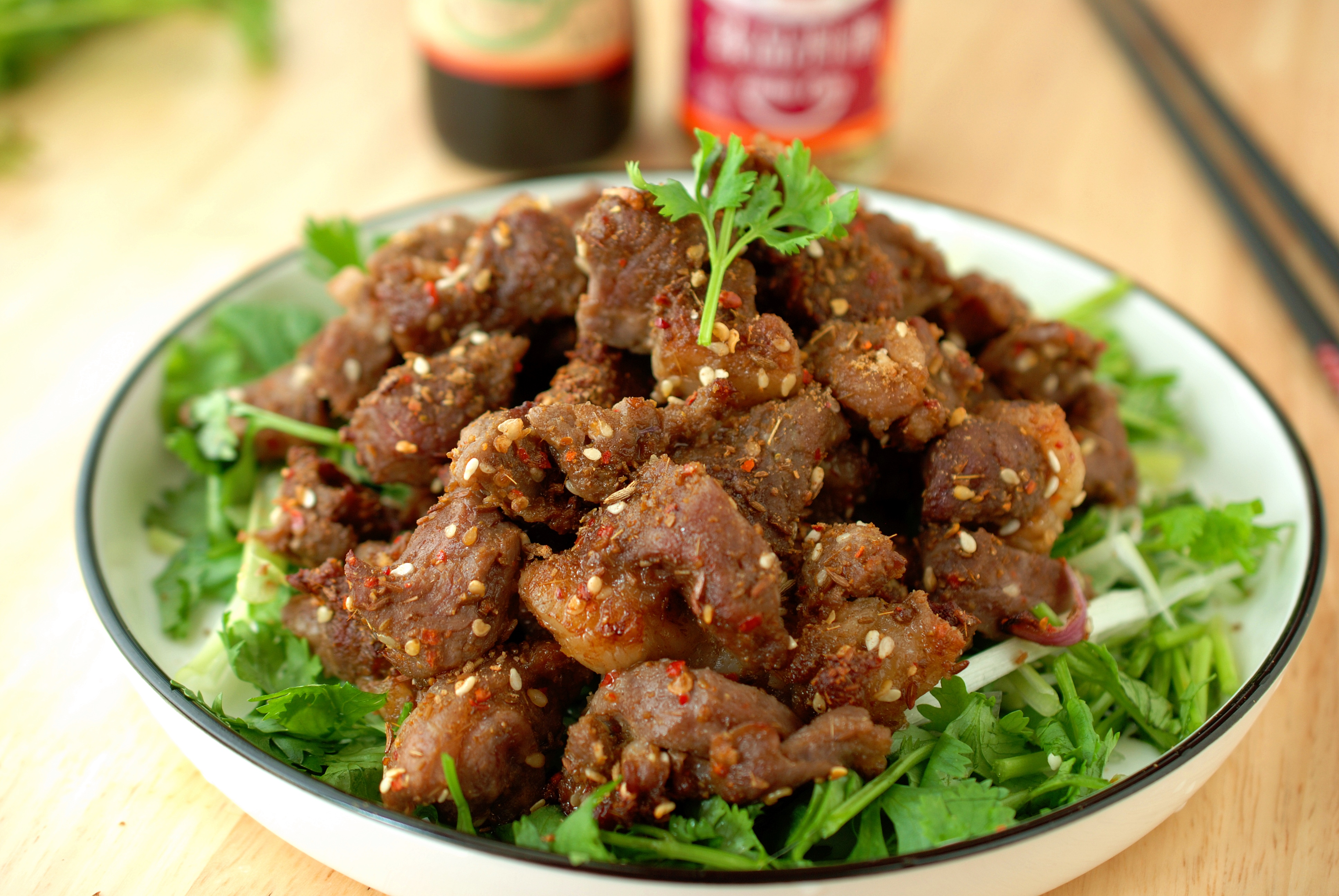 夏天吃烤羊肉真是香.