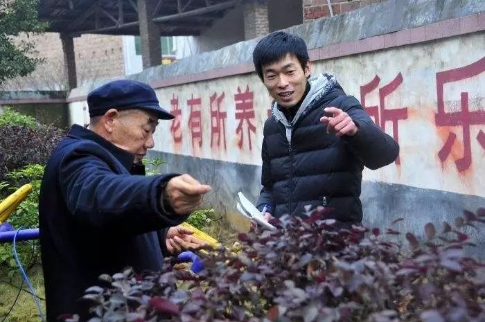 秦玥飞：放弃百万高薪回国当村官，月薪一千没房没车，这是失败吗