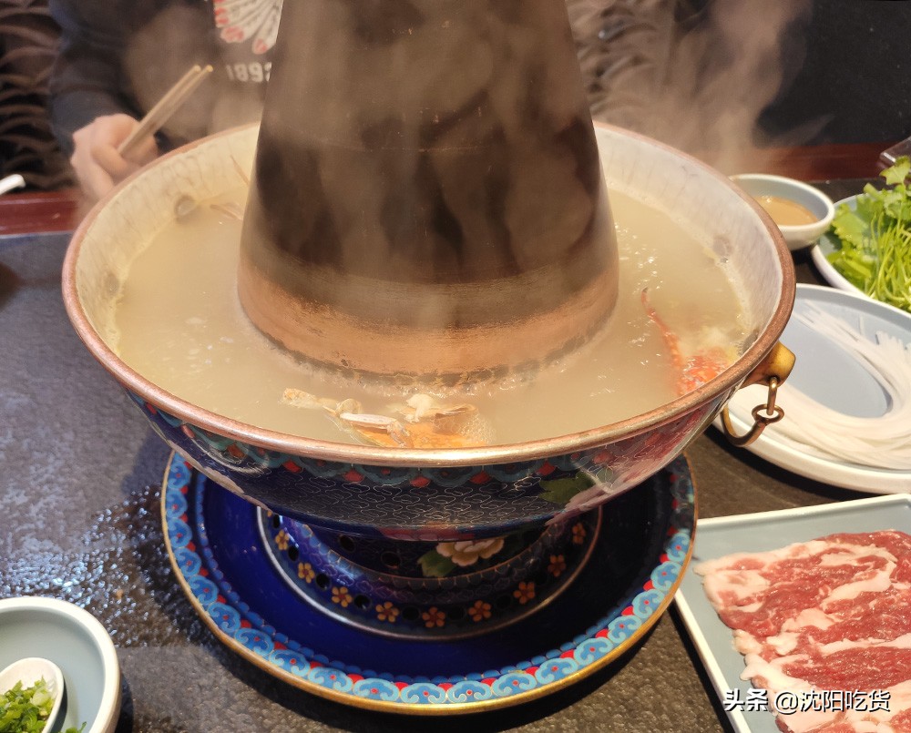 老北京火锅团购(有新民血肠和酸菜的老北京火锅，涮肉之前得先喝汤)