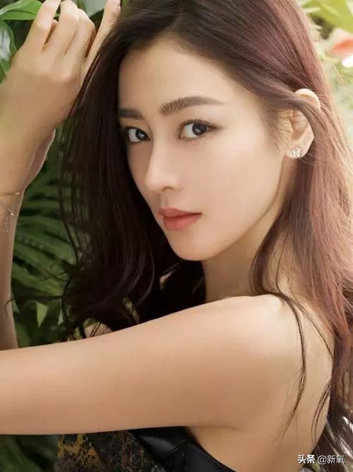 自从《太子妃升职记》被大家广泛关注之后,一直都是长眉入鬓的造型