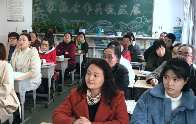 “不满意可以换学校”，因为填表格，家长和老师在班级群里互怼