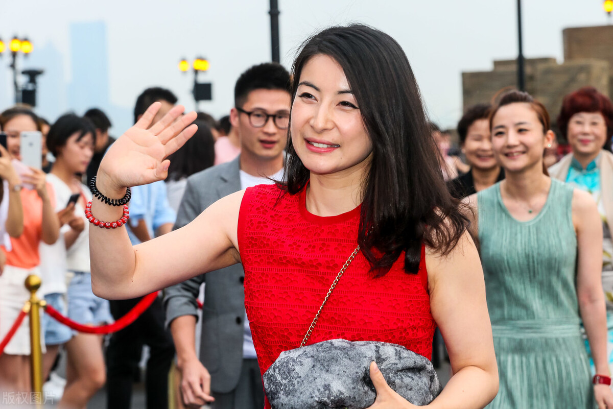 郭晶晶任跳水评委采访视频(状况频出,郭晶晶出席跳水评委,发生了啥)