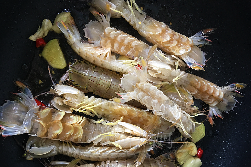 皮皮虾最好吃的做法，不是水煮和清蒸，教你正确做法，一盘吃不够