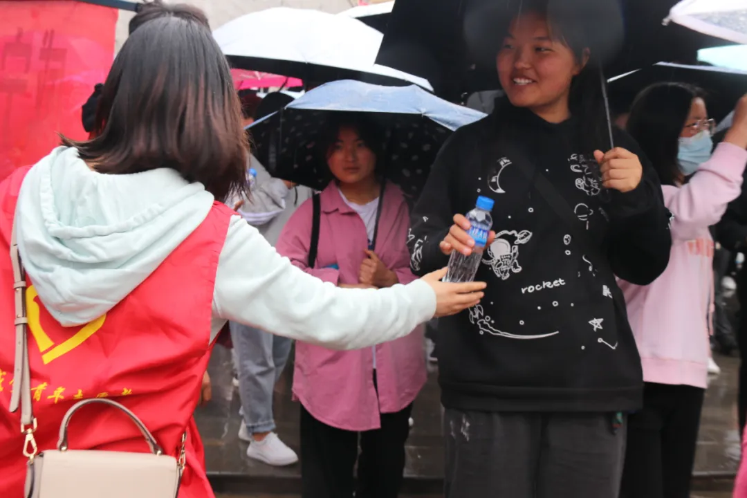 威宁团县委、县民政局84名“青年志愿者”服务高考