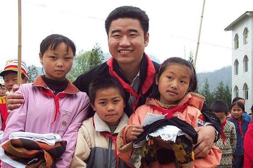 丛飞：住58平房子，倾家荡产做慈善，妻子30岁离世，自己37岁离世