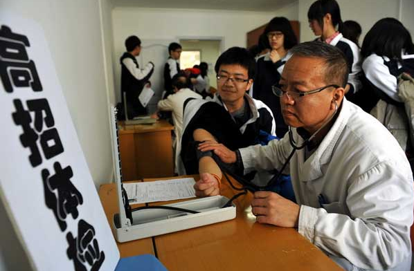 高考体检“翻车现场”，学生担心的事严重超纲，让人尴尬又好笑