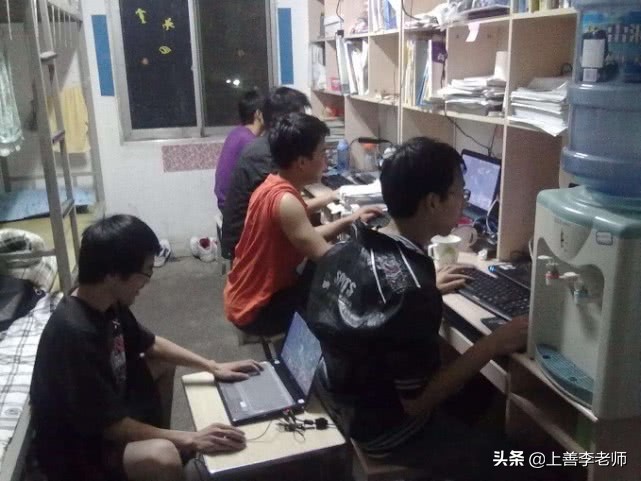 大学生“走道哥”逐渐走红，警醒年轻人，网友：这样走路容易挨揍