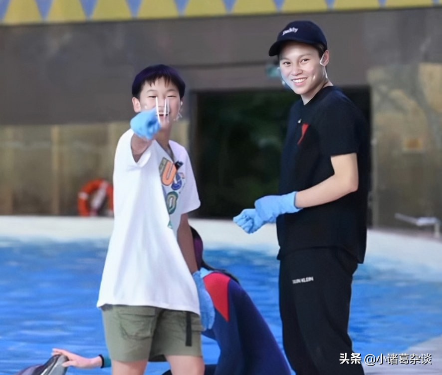 全红婵搞怪！对着镜头做鬼脸，在游乐园吃套餐，激流勇进坐过瘾了