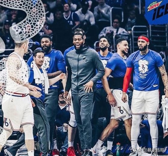 籃球比賽替補席座位有多少個</h2>

<p>　　首先來看替補席座位的分配。NBA比賽都有主客場之分，主隊會坐在技術臺的右邊，客隊的替補席會在技術臺的左邊。一般來說，第一排的替補席會有14個座位，而如何排次序就很有講究。通常教練席在靠近場中央的位置，而越靠近的位置就是球隊核心，往外依次是替補、末流輪換、以及邊緣角色，坐不下的時候，小弟就要很有眼力價地坐在地上</p>

<p>　　<img alt=