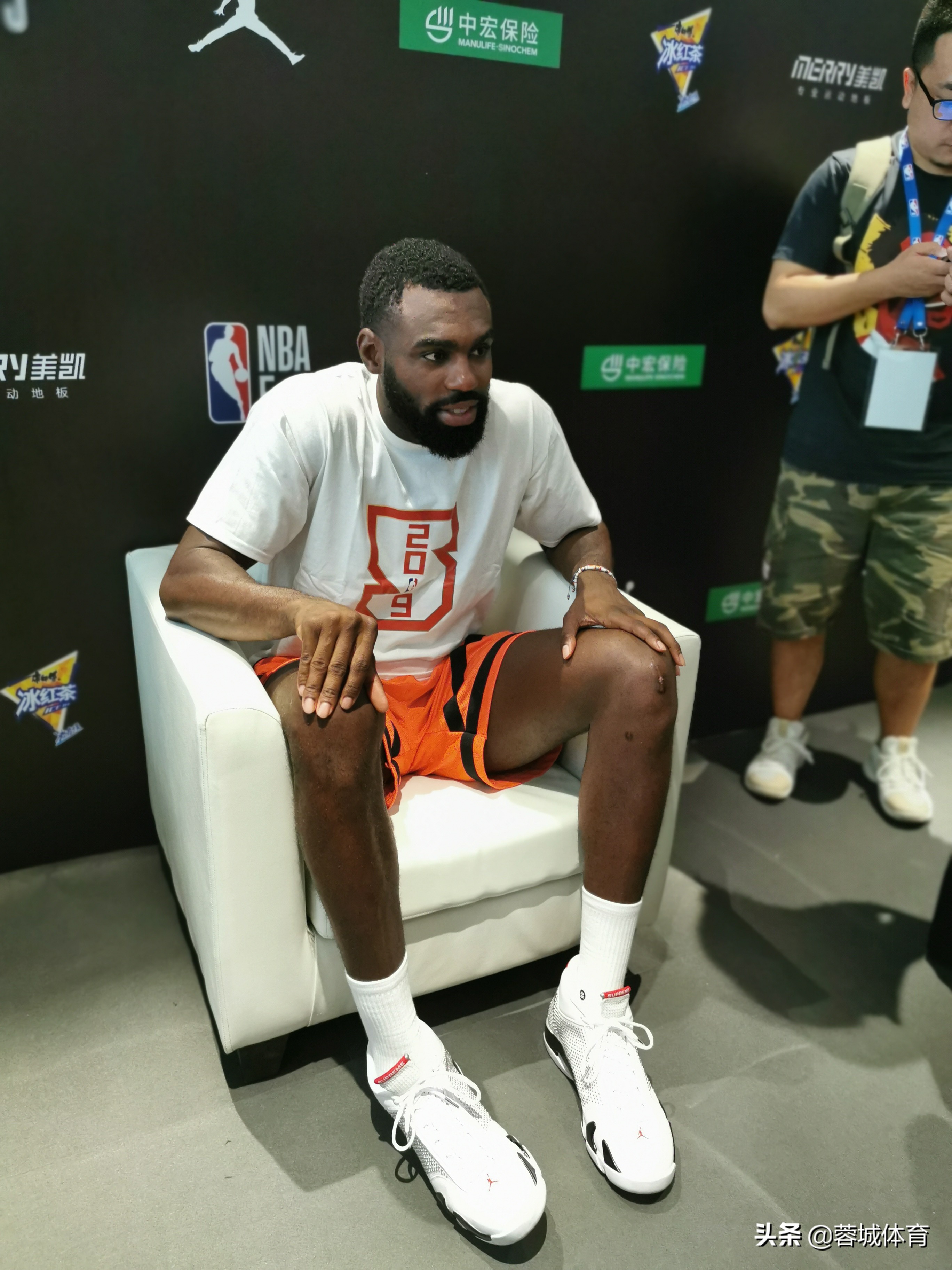 来过成都的nba球星(NBA总冠军奖杯来成都了，NBA球星蒂姆•哈达威父子空降助阵)