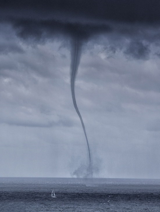 这种假说的主要依据是——发生在海上的龙卷风叫"海龙卷",尽管海龙卷