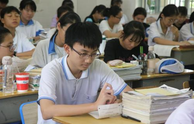 高考满分作文《酒》，全篇一个酒字没写，却有了让人沉醉的感觉