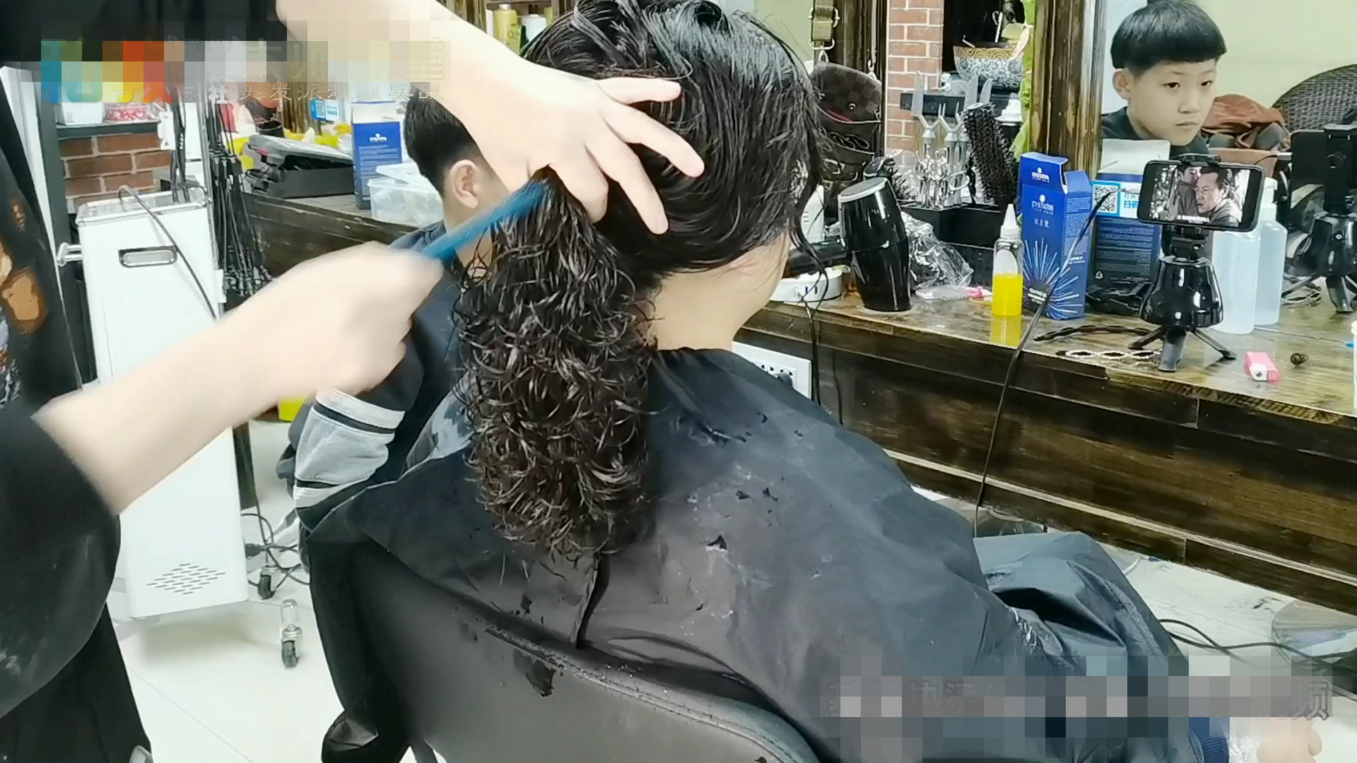 50岁女士自来卷沙发发量多，头发抛光+抱团卷，柔软减龄又时髦