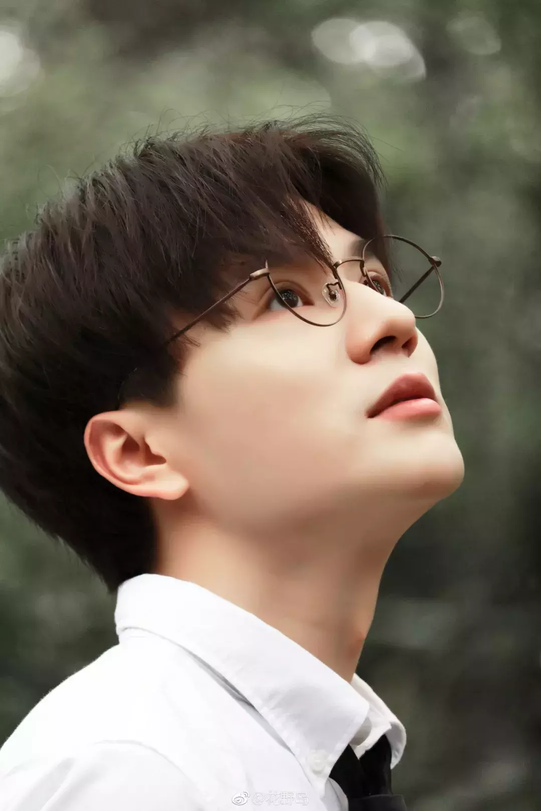 或者是不想看镜头,那你可以选择仰头的姿势